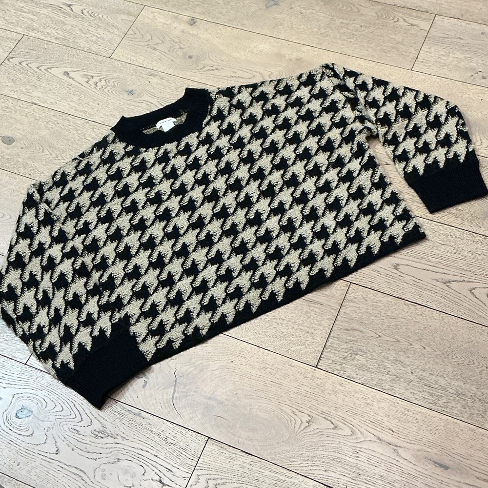 Woman’s Max Studio black/tan crop sweater. Large. Rubbed neck and sleeves. Soft!